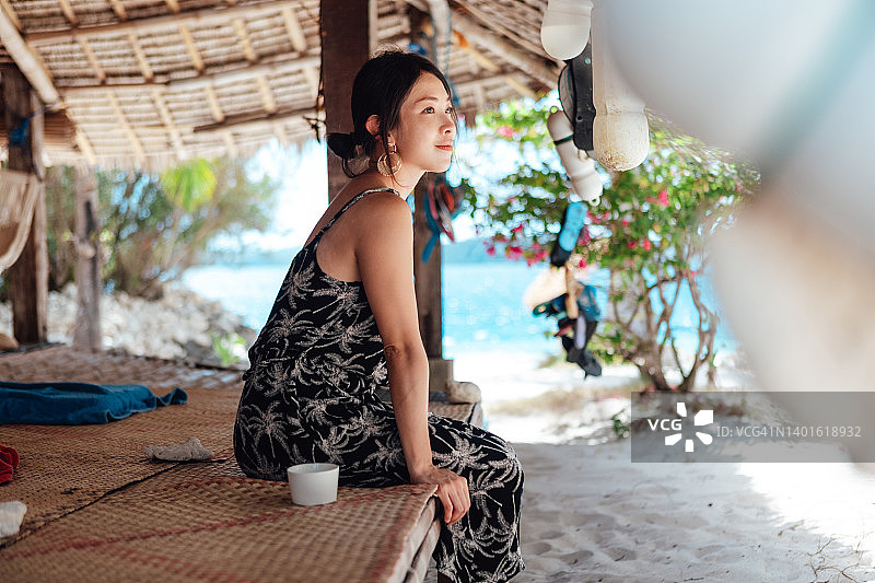 年轻的亚洲女性在泰国旅游胜地放松身心图片素材