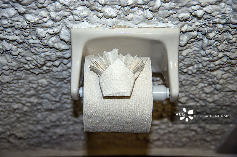 酒店房间浴室里精心折叠的卫生纸卷图片素材