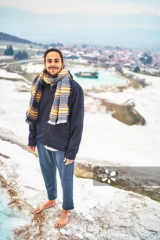 在石灰华露台上的旅行者图片素材