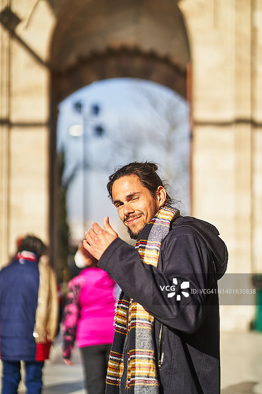 旅行者在街上手势欢迎图片素材