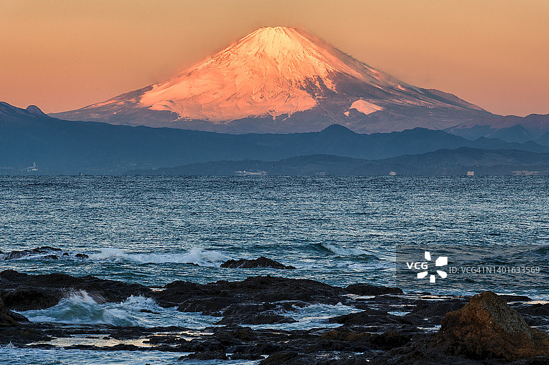 从三浦半岛眺望海上的富士山图片素材