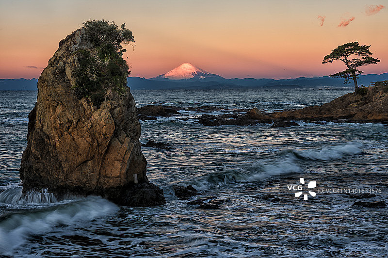 从三浦半岛眺望海上的富士山图片素材