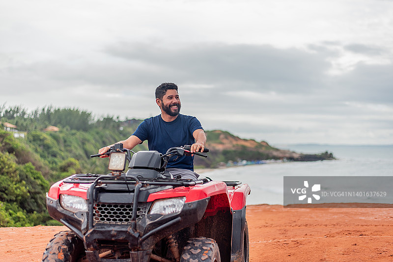 男人在全地形车上欣赏风景图片素材