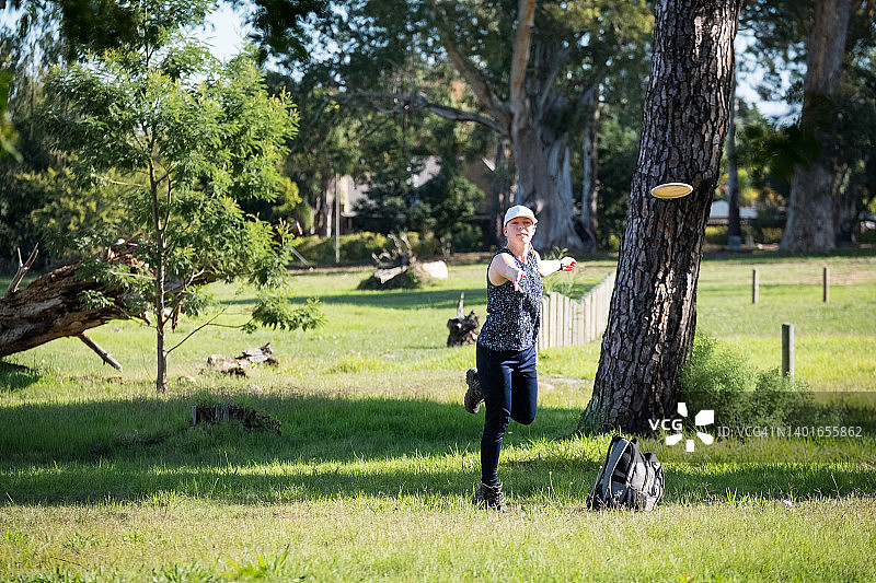 女性飞盘高尔夫球手投掷图片素材