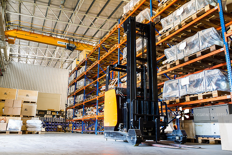 带叉车的仓库图片素材