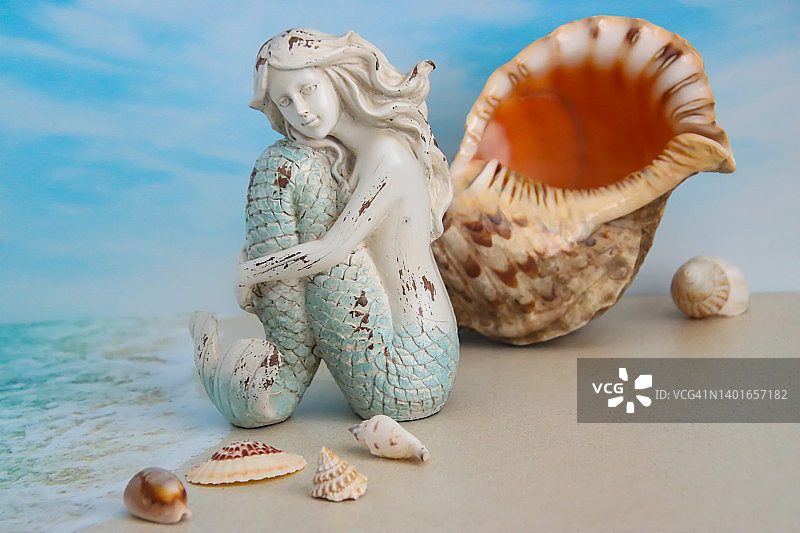 沙滩上的美人鱼图片素材