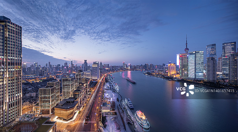 上海黄浦江外滩与陆家嘴天际线图片素材