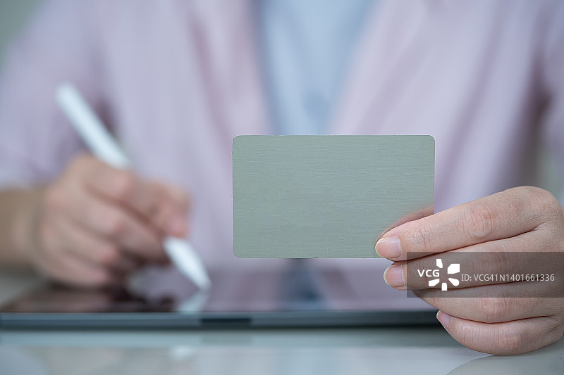 使用信用卡进行网上购物的女人图片素材