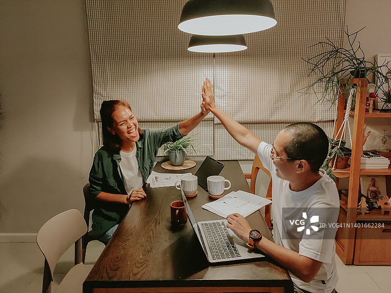 是的，今天工作到很晚。图片素材