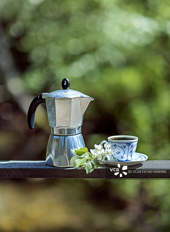 咖啡杯与盛开的苹果樱桃枝，春日自然木桥静物图片素材