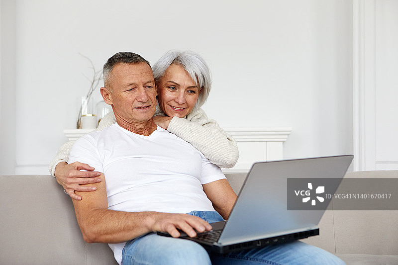 中年夫妇使用笔记本电脑图片素材