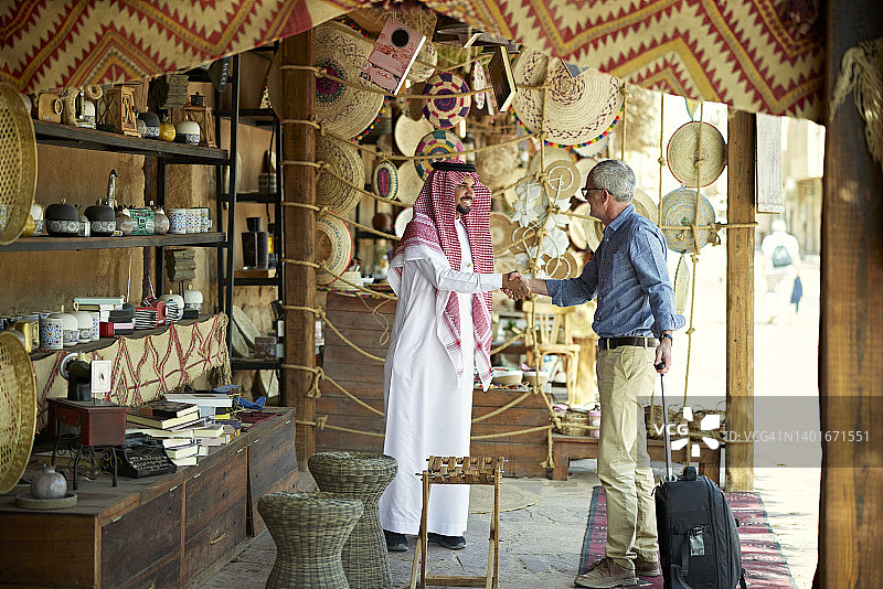 商务人士在沙特阿拉伯与当地商人联系图片素材