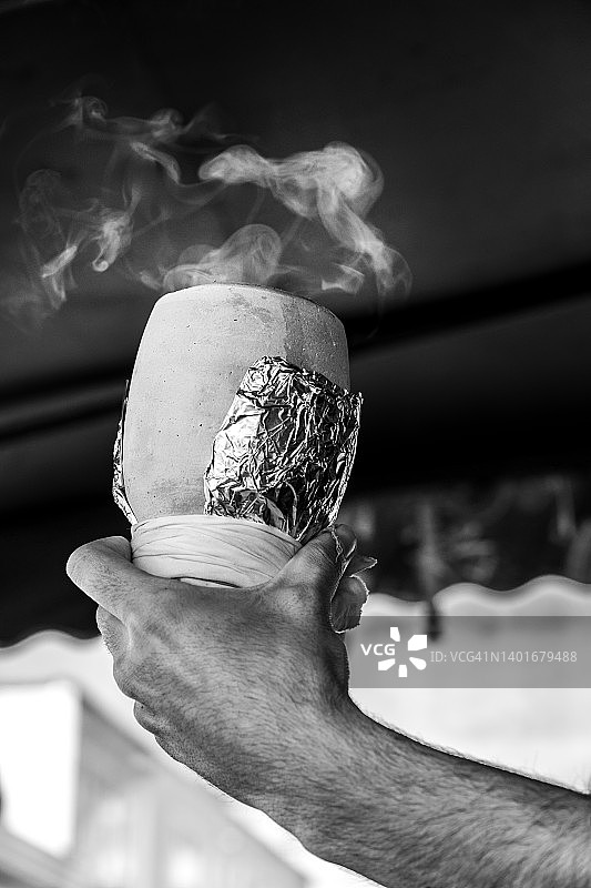 伊斯坦布尔餐厅服务员准备并提供烤羊肉串图片素材