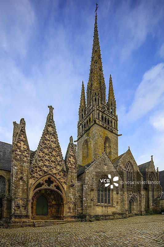 蓬克鲁瓦火焰哥特式圣母院教堂，法国布列塔尼地区菲尼斯泰尔省图片素材