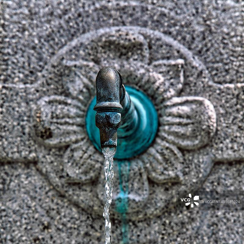 瑞士吕蒂：绿松石水龙头特写图片素材