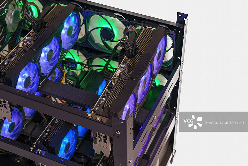 白色背景上的加密货币矿机图片素材