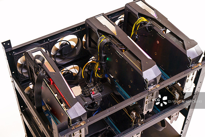 白色背景上的加密货币矿机图片素材