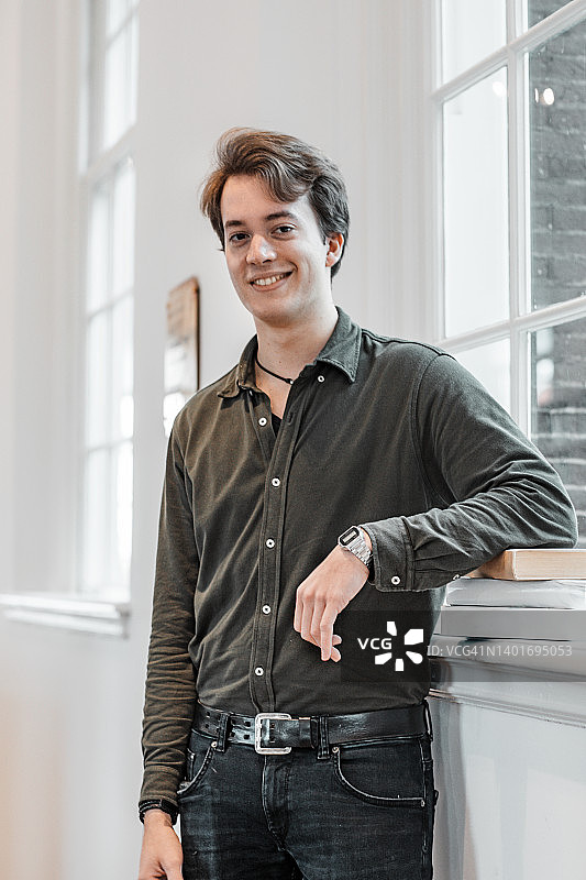 在图书馆学习的英俊男学生图片素材