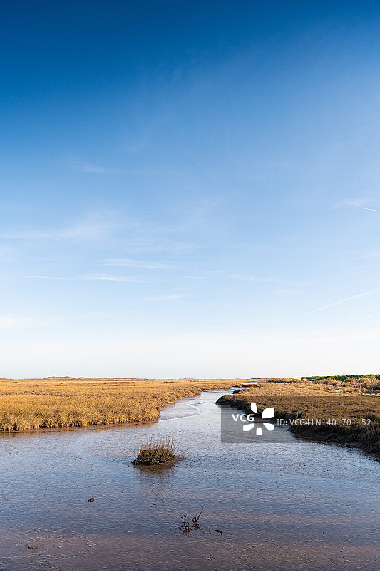 英国诺福克郡布兰卡斯特低潮时的沼泽小溪图片素材