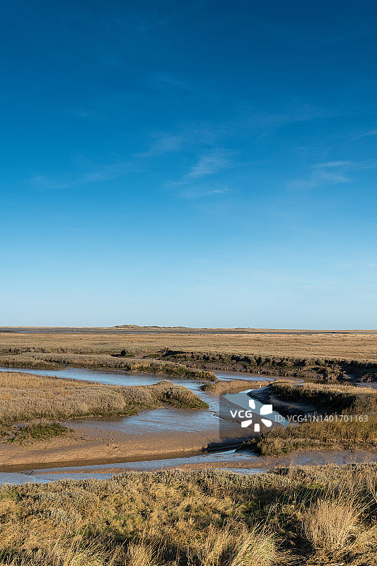 英国诺福克郡布兰卡斯特低潮时的沼泽小溪图片素材