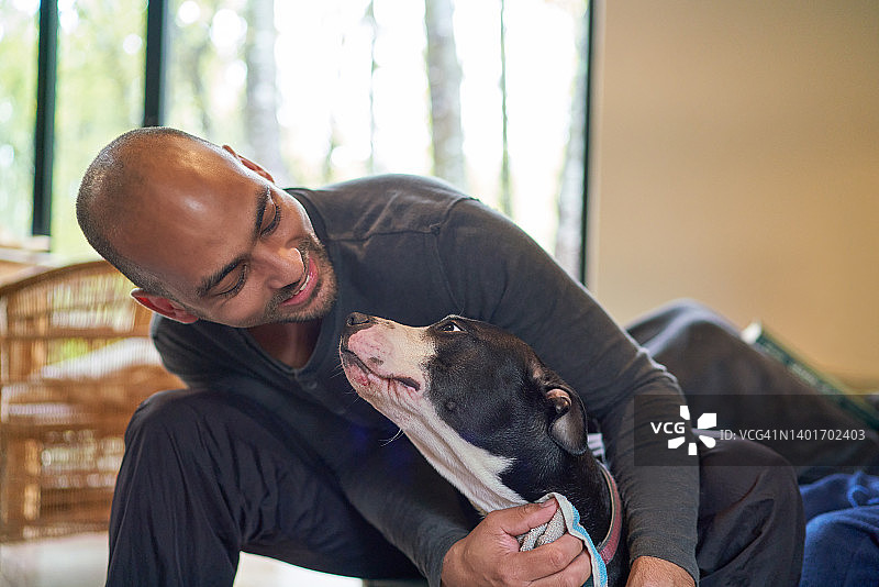 带着狗的快乐男人图片素材