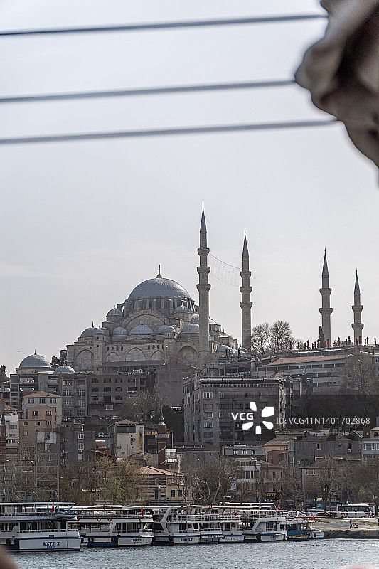 伊斯坦布尔景观：清真寺与金角湾列车图片素材