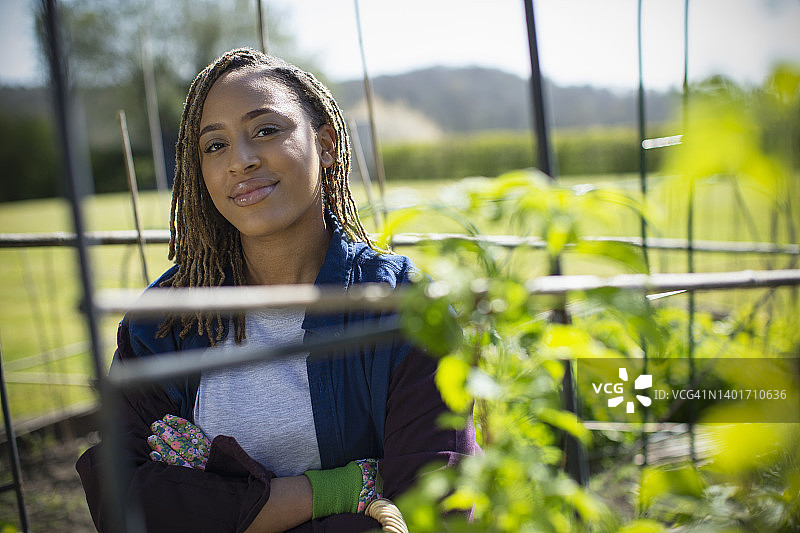 阳光明媚的花园里自信的年轻女人图片素材