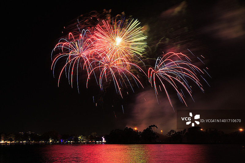 珀斯天鹅河上空的彩色烟花表演图片素材
