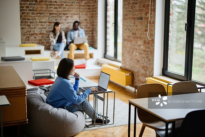 商务人士在混合办公室工作图片素材