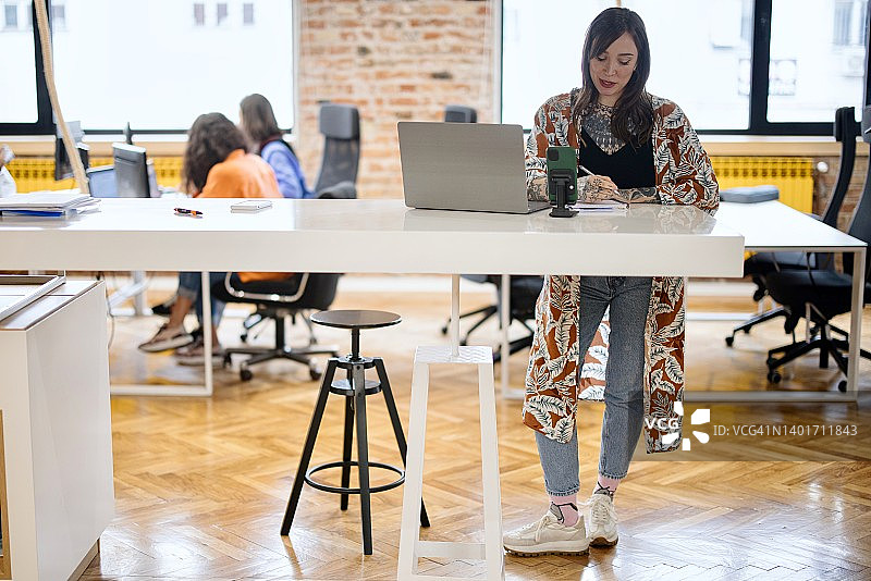 女子在混合办公室参加视频会议图片素材