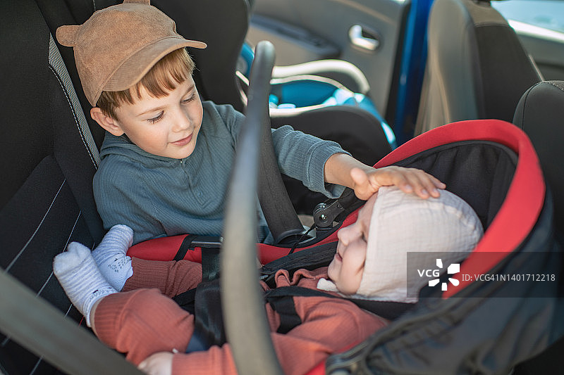 儿童准备公路旅行图片素材