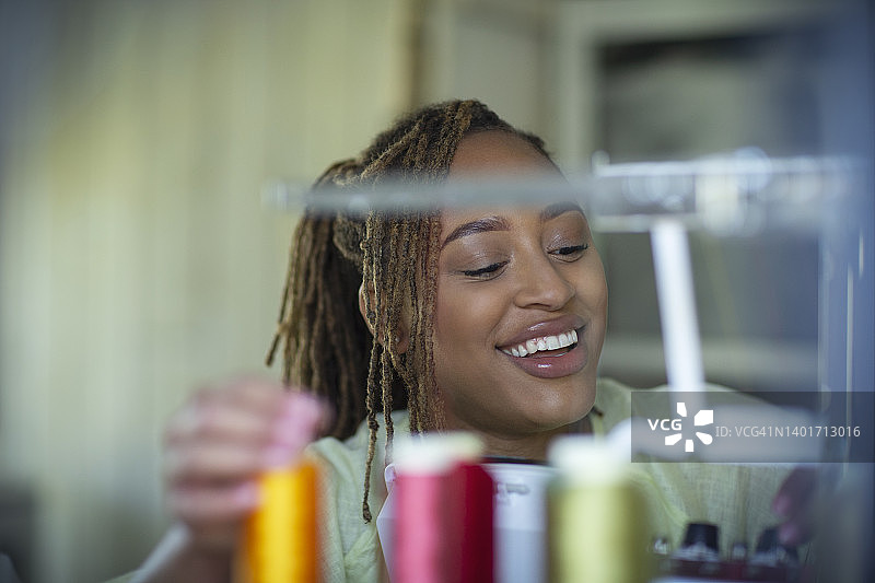 快乐的年轻女裁缝图片素材