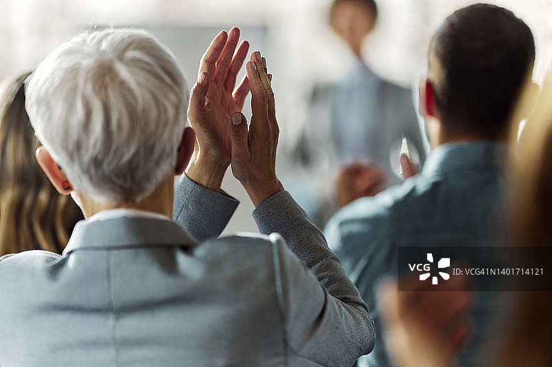 为成功的商务研讨会鼓掌图片素材