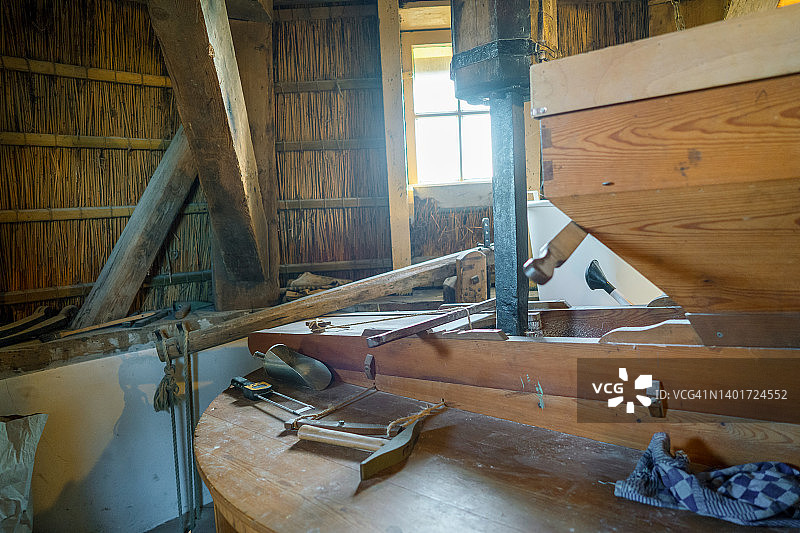 老木磨坊内部工作工具图片素材