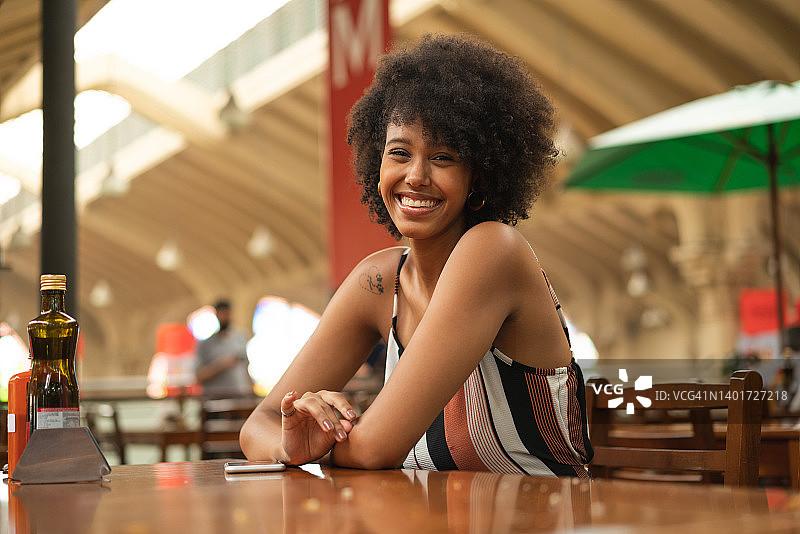 餐厅里微笑的女人肖像图片素材