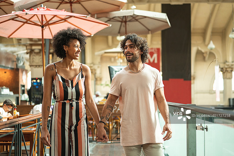 年轻夫妇在市政市场牵手图片素材