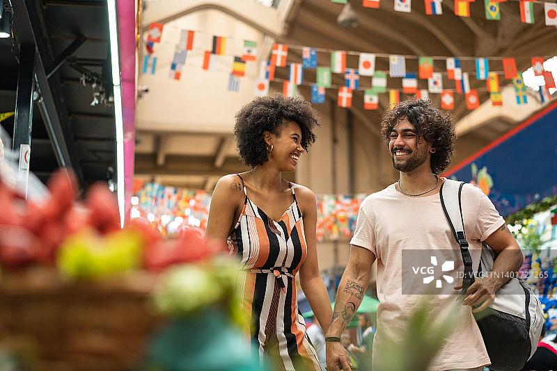 情侣在圣保罗市集图片素材