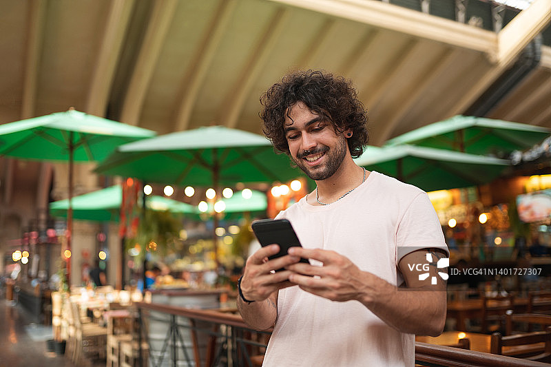 年轻男人在圣保罗公共市场图片素材