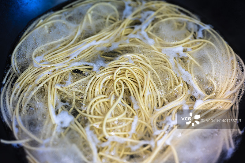 锅中煮熟的面条特写图片素材