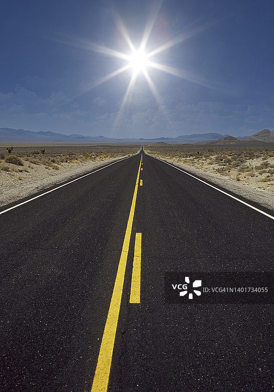 美国西部空旷道路上的耀眼阳光图片素材
