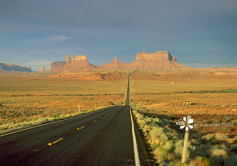 美国西部的空旷道路图片素材