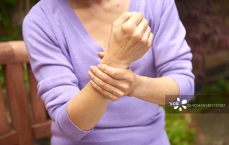 手腕酸痛的女人图片素材