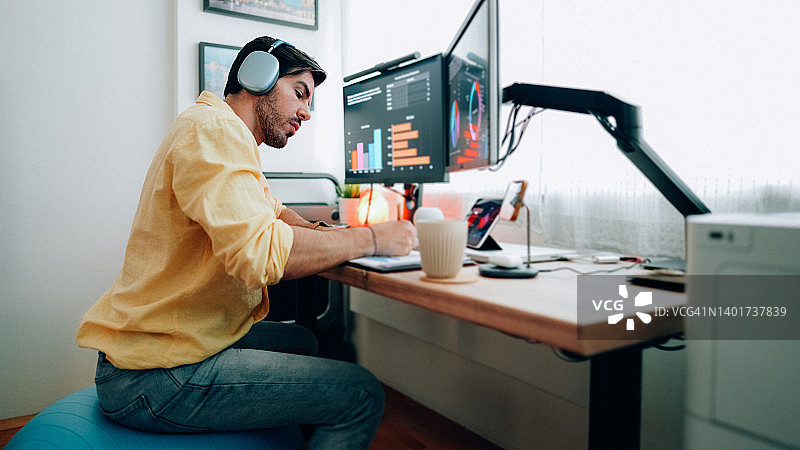 在家工作的男人图片素材