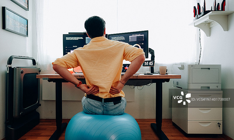 在家工作的男人图片素材