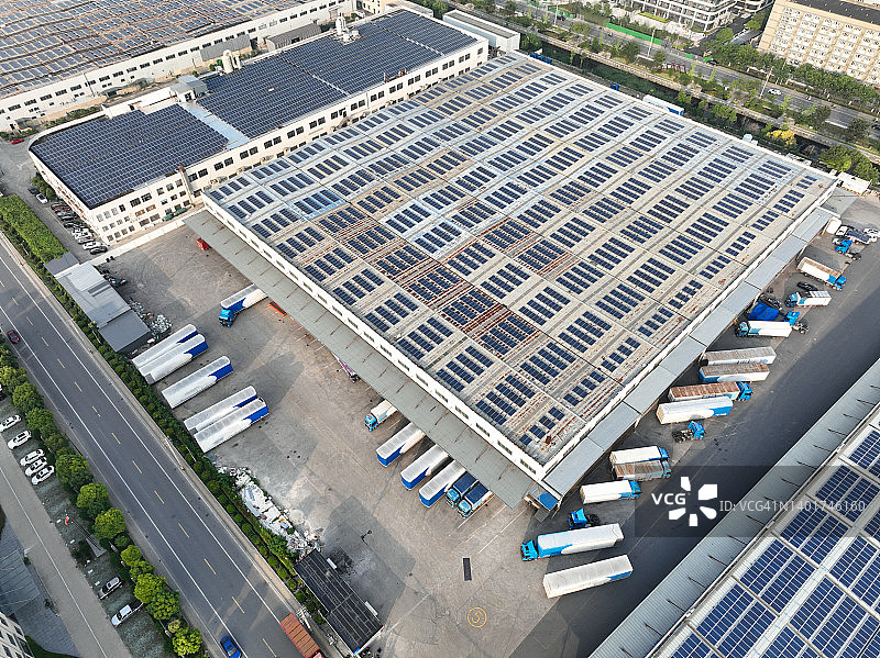 卡车在仓库装货图片素材