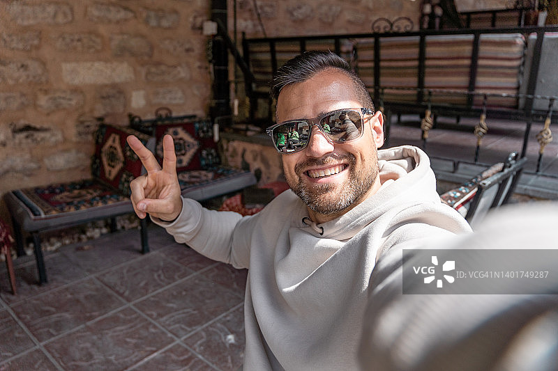 年轻男人在土耳其伊斯坦布尔的酒吧自拍图片素材