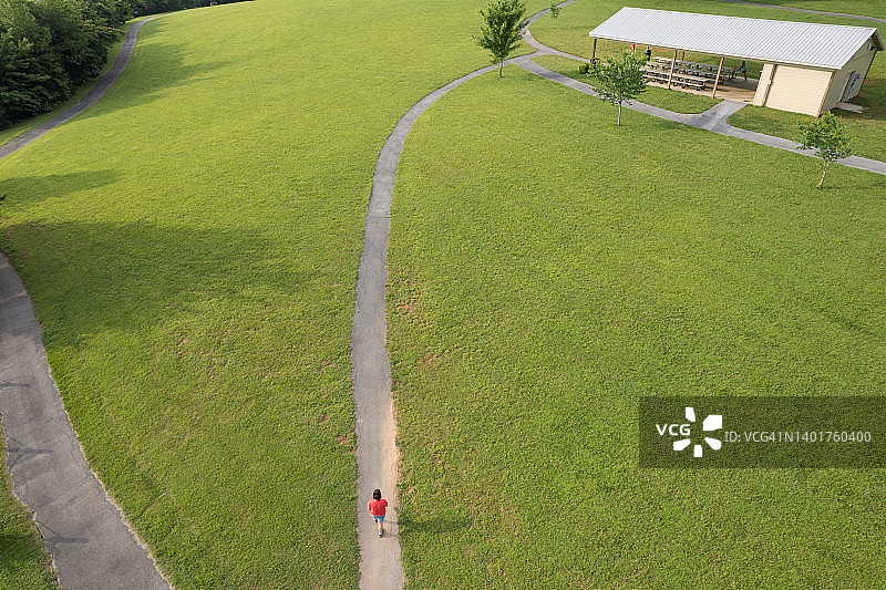 湖滨公园中散步的女子航拍图片素材