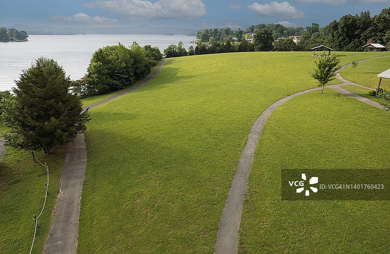 湖滨公园中散步的女子航拍图片素材