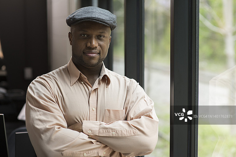 办公室里的非洲裔美国商人肖像图片素材