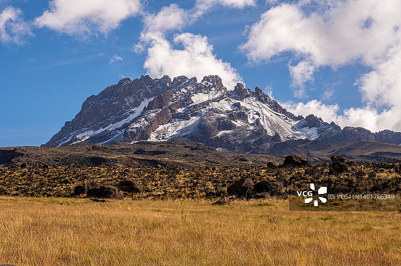 乞力马扎罗山的阿尔卑斯沙漠，从霍隆博小屋营地到基博小屋营地，坦桑尼亚图片素材